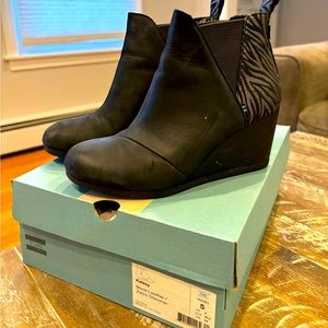 Women’s size 5 black booties
